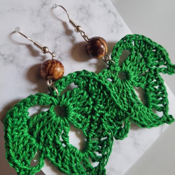 Handmade Green Crochet Leaf Earrings with Açaí Seeds - Picture 2 of 4